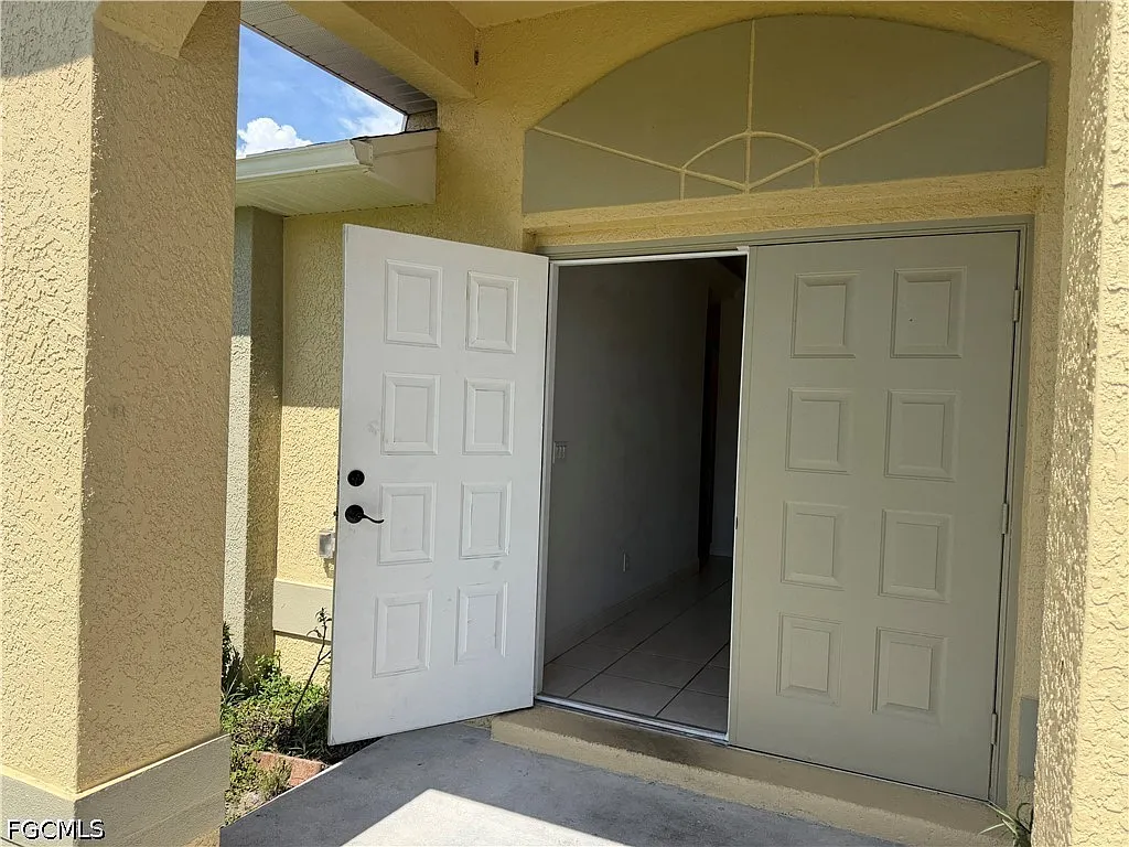 3 bed, 2.0 bath, 1179 sqft, $2,300 — Photo 2