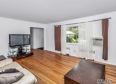 4th image of 12 Cathy Ct