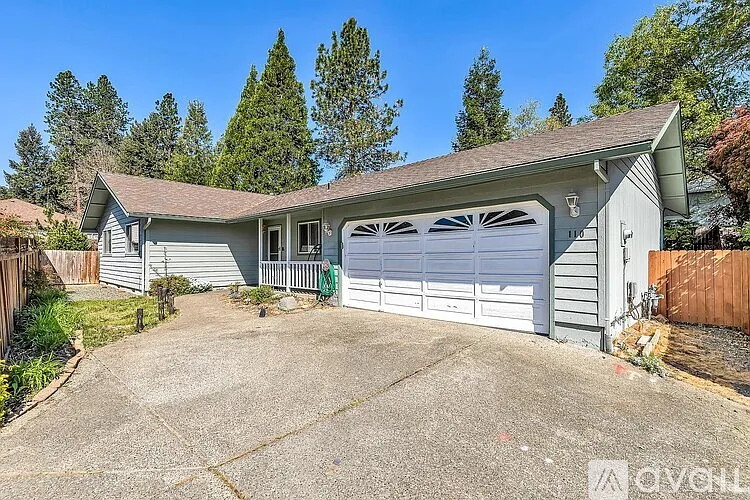 110 NW Sinclair Dr — Photo 1