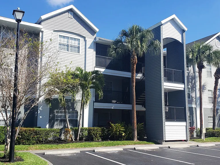 Somerset Palms is situated next to a nature preserve while still offering easy access to US-41 and I-75.