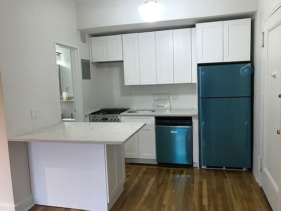 2nd image of 113 Washington Pl APT 7