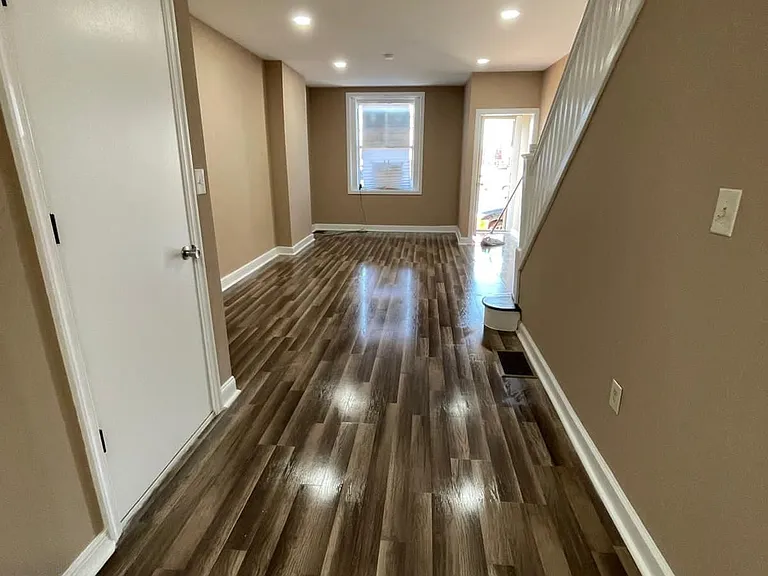 207 E Cambria St — Photo 61