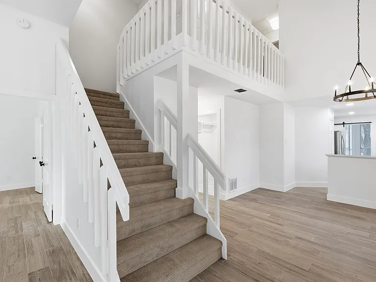 381 Arbor Ln — Photo 6