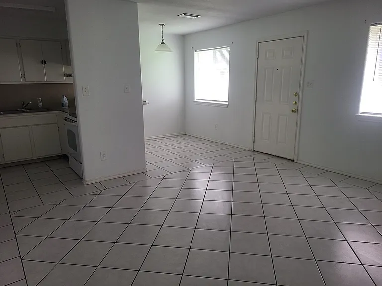 1621 W Samano St — Photo 1