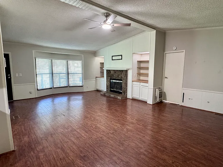 305 Cedar Ln — Photo 3