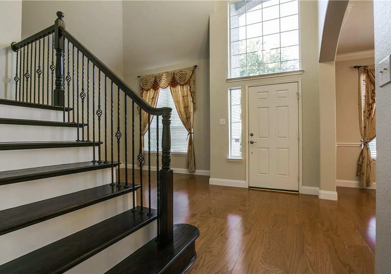 Beautifully landscaped 4 Bedroom 3 bath home located in desirable Plano location! — Photo 3
