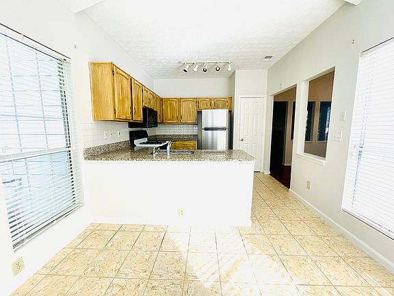 Kitchen, granite counters, pantry