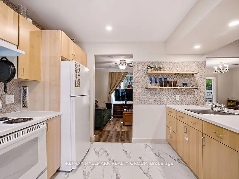 67 Grady Cres — Photo 8