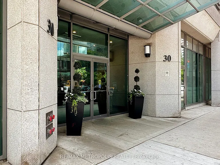 30 Grand Trunk Cres #502 — Photo 3