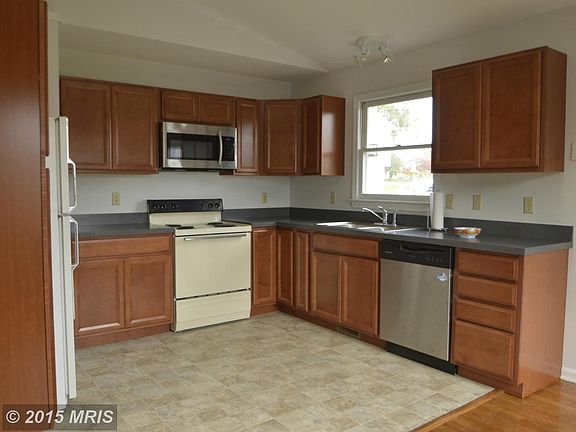 3rd image of 920 Hilltop Dr