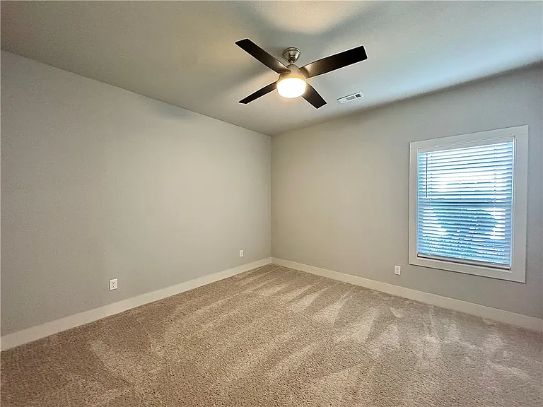 915 NE Heights Ln — Photo 24