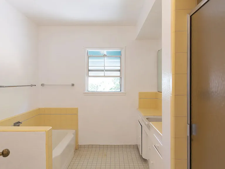1661 Highland Oaks Dr — Photo 7