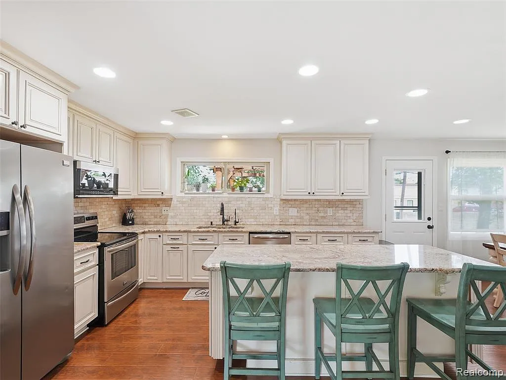 4 bed, 2.0 bath, 1739 sqft, $3,000 — Photo 4