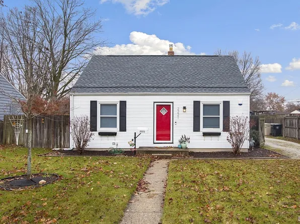 2221 Corby Blvd, South Bend, IN 46615