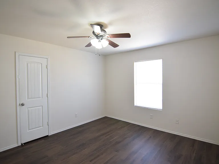 300 Curtis Dr — Photo 15