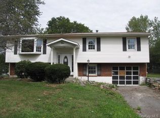 5 Buckingham Dr, Newburgh, NY 12550