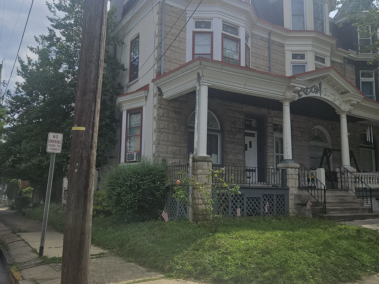 422 Windsor St — Photo 1
