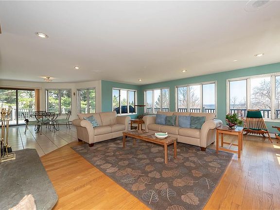 4th image of 10 Kathryn Ln