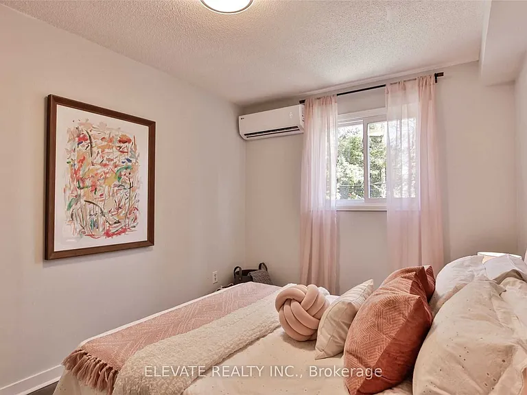 2131 Dufferin St — Photo 23