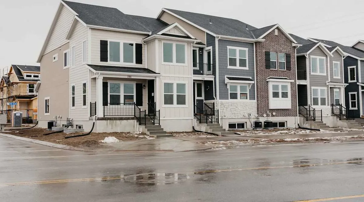 3 bed, 2.5 bath, 2364 sqft, $2,300 — Photo 3