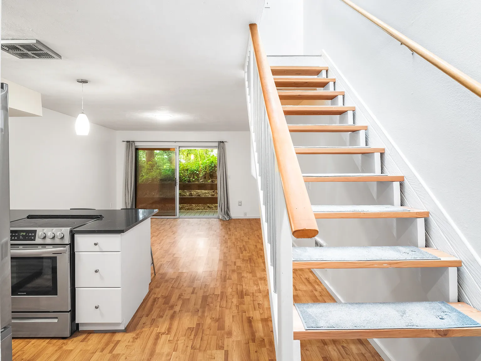 2 bed, 896 sqft, $1,695 — Photo 4