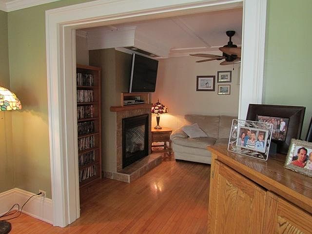 2nd image of 823 Montgomery St