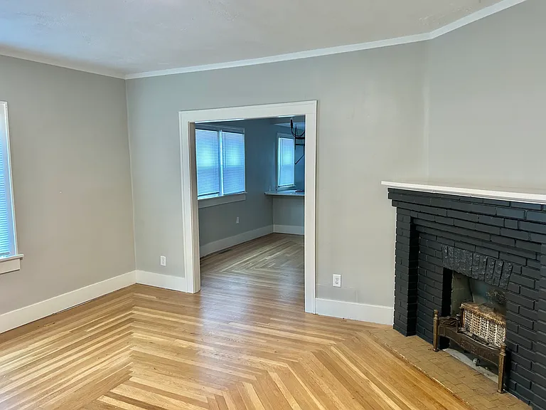 1015 W Franklin Ave — Photo 7