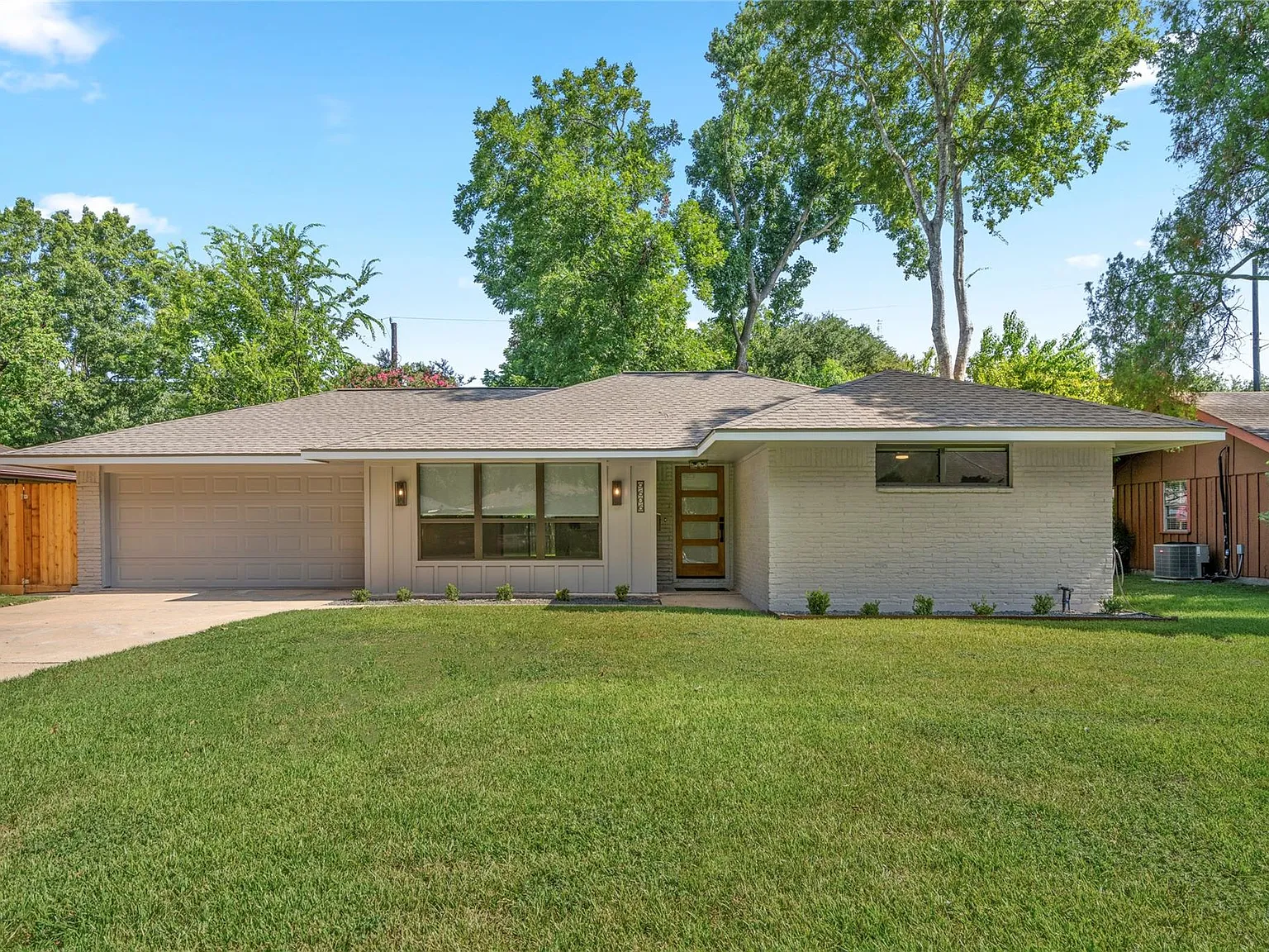 3 bed, 2.0 bath, 1320 sqft, $3,050 — Photo 2
