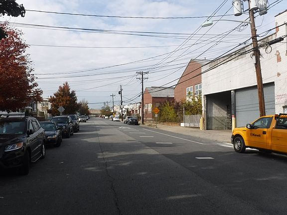 Exterior Neighborhood (street photo)