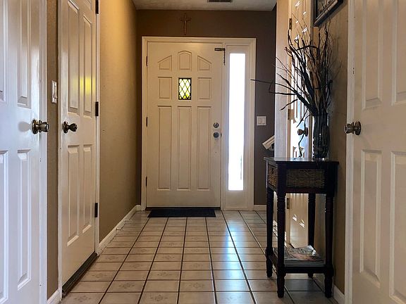 2nd image of 819 Juniper Cir