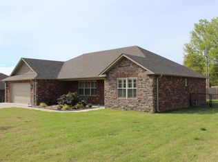 805 E 7th St, Grove, OK 74344