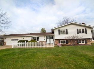 28610 Lynhaven Dr, North Olmsted, OH
