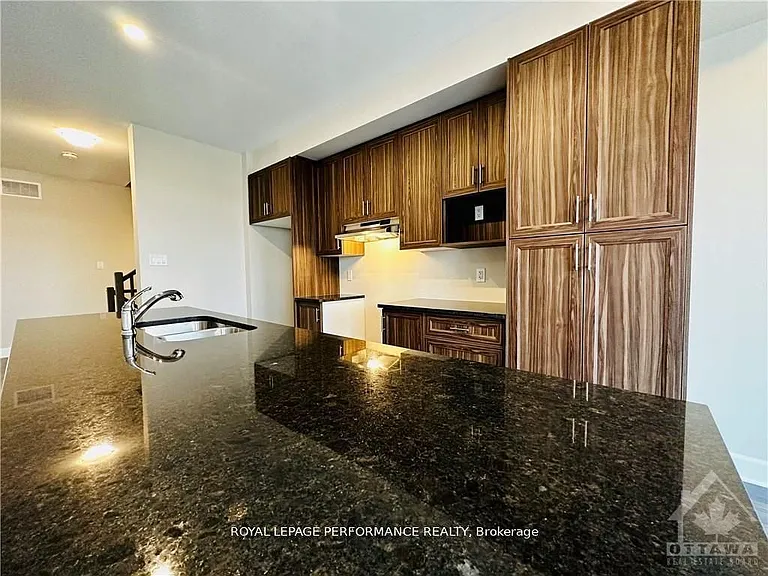 196 Hooper St — Photo 9