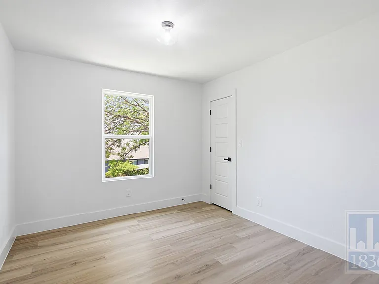 3610 Alexandria Dr — Photo 18