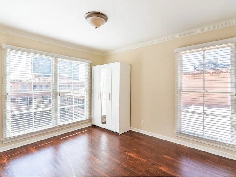 Lindbrook Manor Apartments unit