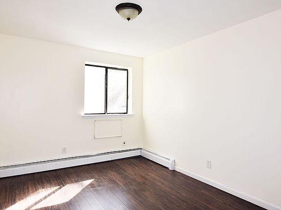 3rd image of 1030 E 219th St #1