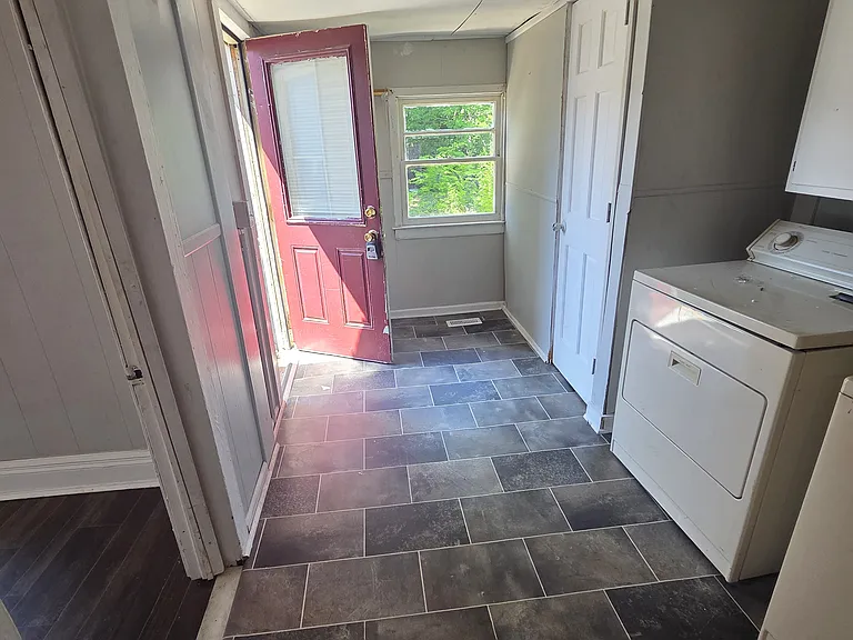 1705 Queen St — Photo 3