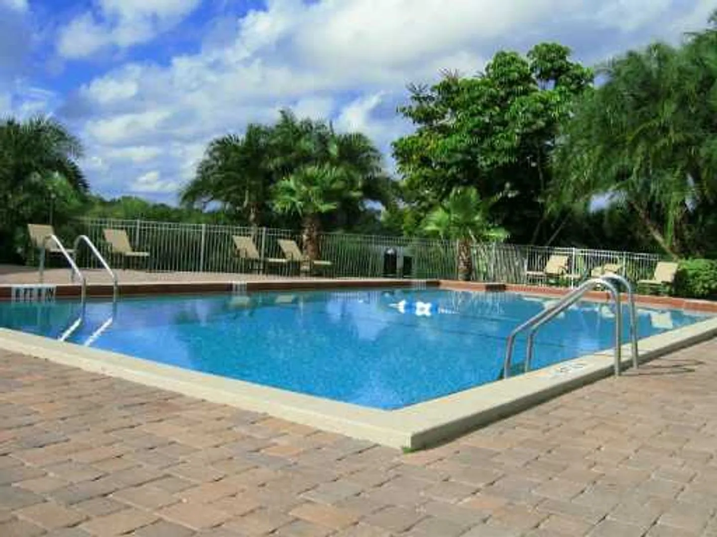 Audubon Place City Condominiums — Photo 3