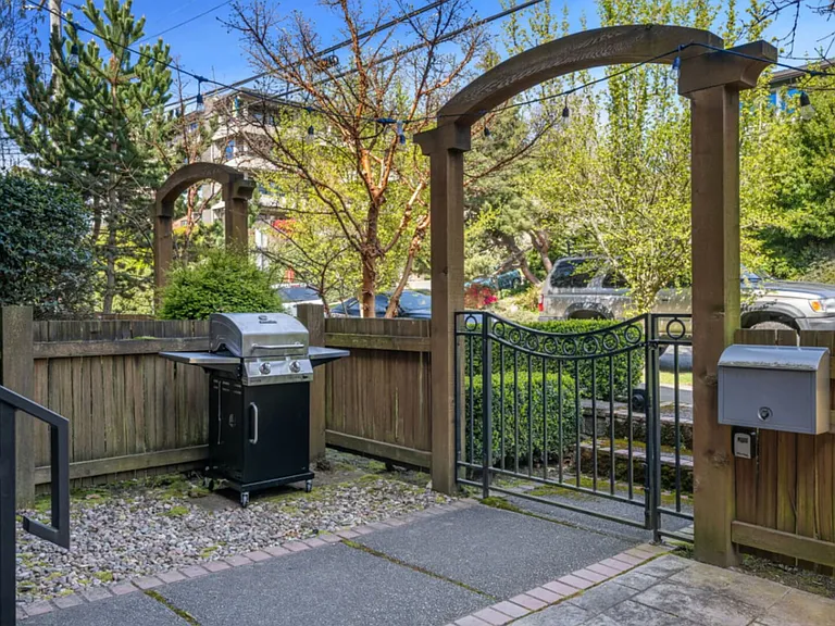 W Kinnear Pl — Photo 50