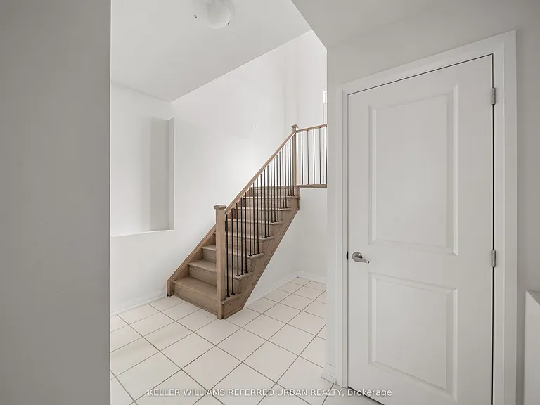 1466 Stovell Cres #MAIN UPPER — Photo 34