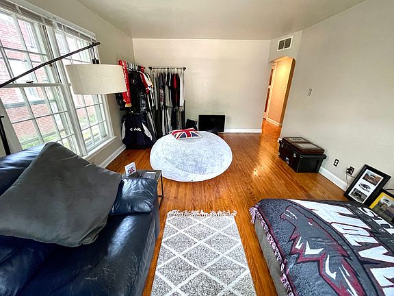 3rd image of 840 E Henry Clay St #1