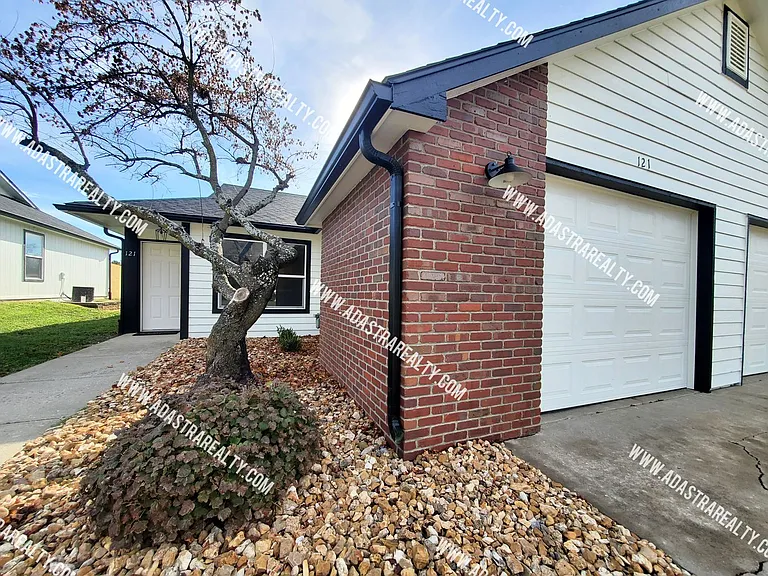 121 Ames St — Photo 13