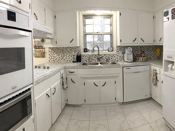 3rd image of 40 Oakwood Dr