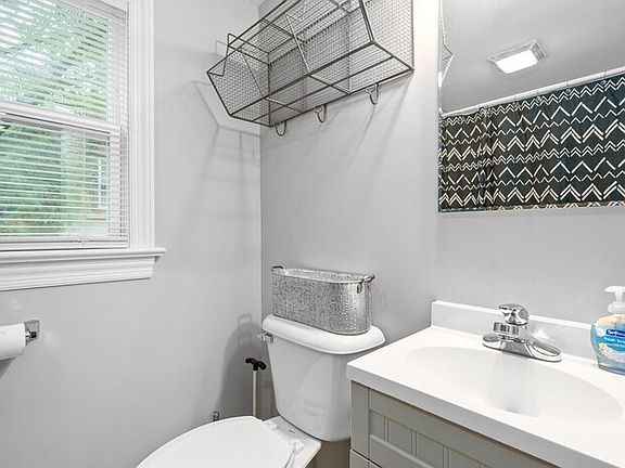 4th image of 102 Madison Ter