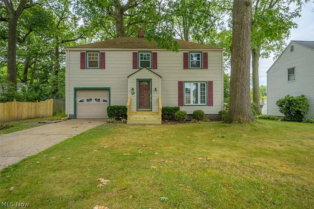 1758 Sunset Dr NE photo 1
