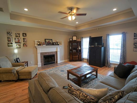 3rd image of 184 Ambleside Dr
