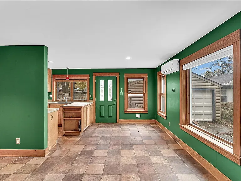 506 S Poplar St — Photo 7