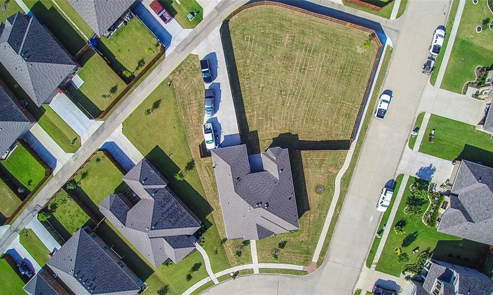 1st image of 221 Collin Ct