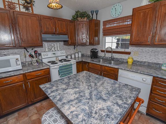 5th image of 611 Brookwood Dr
