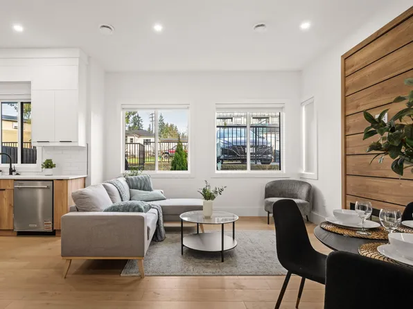 941 Dansey Ave #104, Coquitlam, BC V3K 3G8